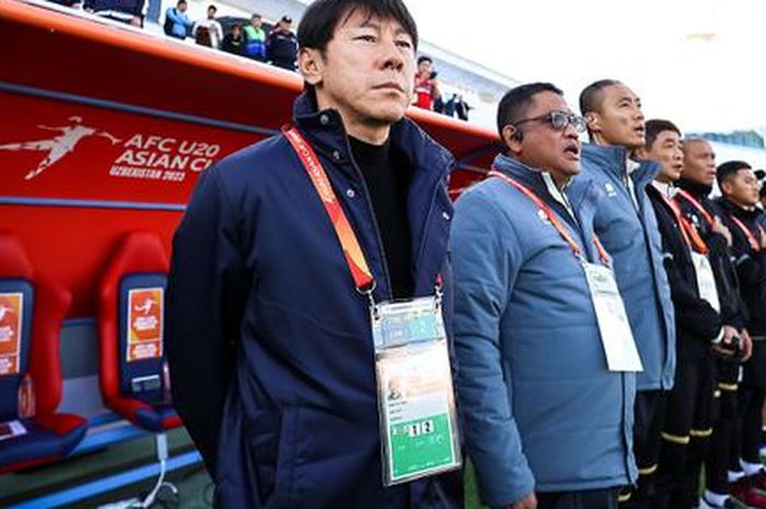 Pelatih timnas U-20 Indonesia Shin Tae-yong dan jajaran tim ofisial saat menghadapi Irak pada ajang Piala Asia U-20 2023 di Stadion Lokomotiv, Tashkent, Uzbekistan, Rabu (1/3/2023). 