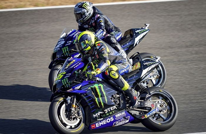 Duo pembalap Monster Energy Yamaha, Maverick Vinales (atas) dan Valentino Rossi, saat melakoni sesi kualifikasi MotoGP Andalusia di Sirkuit Jerez, Spanyol, 25 Juli 2020.