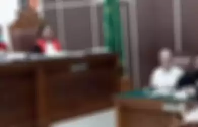 Nikita Mirzani pojokan Dipo Latief hingga buat hakim tertawa.