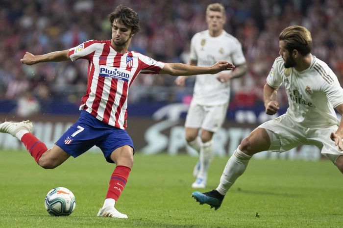 Penyerang muda Atletico Madrid, Joao Felix, beraksi pada laga kontra Real Madrid.
