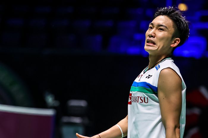 Pemain tunggal putra asal Jepang, Kento Momota, saat tampil pada babak kedua All England Open 2021 yang berlangsung di Arena Birmingham, Birmingham, Inggris, Kamis (18/3/2021).