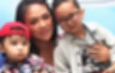 Apes banget nasib Ivander Haykal Firdaus, putra Daus Mini dari pernikahannya dengan Yunita Lestari. Sudah begitu, ibu tirinya, istri baru Daus Mini, memintanya tes DNA.