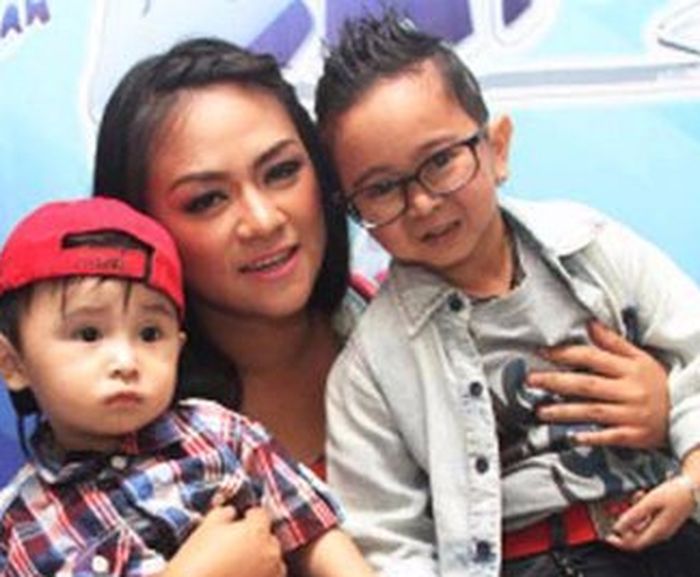 Bukan tanpa alasan Selvi Hana Wijaya ngotot minta anak Yunita Lestari tes DNA, untuk membuktikan dia anak Daus Mini atau tidak.