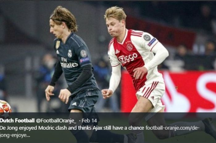 Gelandang Real Madrid, Luka Modric, dan pemain Ajax Amsterdam, Frenkie de Jong, saat berduel di Liga Champions