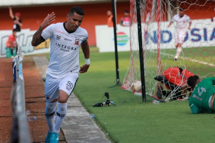 Penyerang Madura United, Alberto Goncalves.