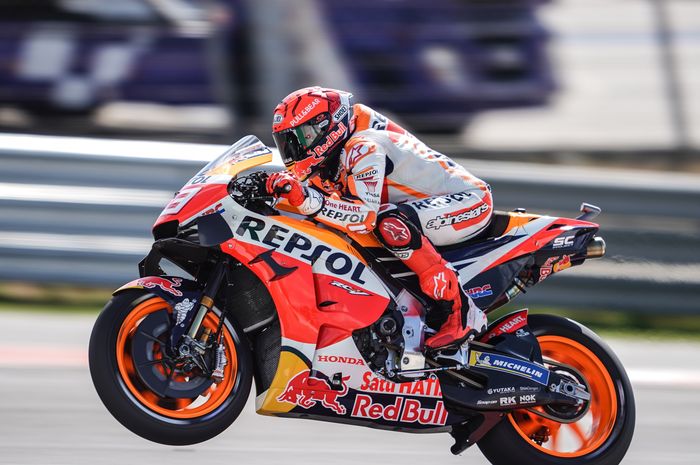 Langsung melesat pada hari pertama gelaran MotoGP Portugal 2021 di sirkuit Portimao, Marc Marquez tersenyum lebar