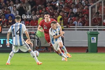 Bek timnas Indonesia Elkan Baggott berduel dengan Julian Alvarez pada duel melawan Argentina di SUGBK, Senin (19/6/2023).