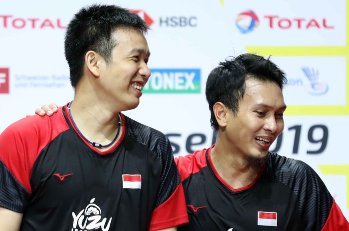 Hendra Setiawan/Mohammad Ahsan saat menaiki podium juara pada Kejuaraan Dunia 2019, di St. Jakobshalle Basel, Swiss, Minggu (25/8/2019).