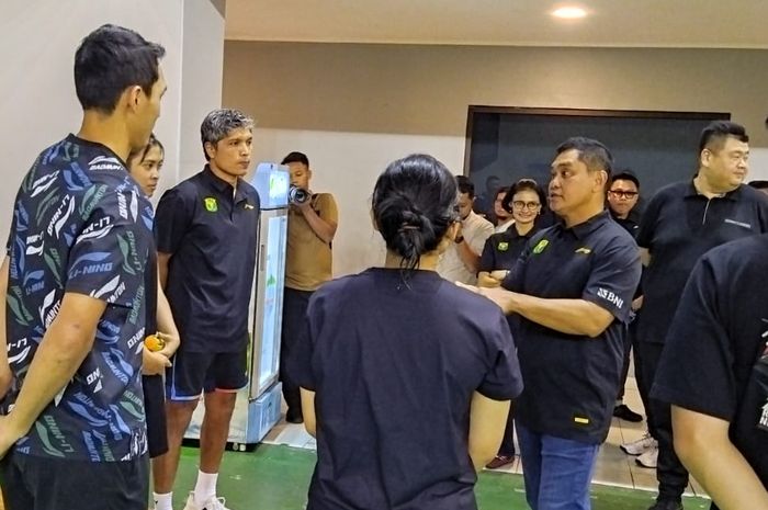 Ketua Tim Adhoc PBSI untuk Olimpiade Paris 2024, Fadil Imran, berbicara kepada pelatih dan pemain di Pelatnas Cipayung, Jakarta Timur, Jakarta, 8 Mei 2024.