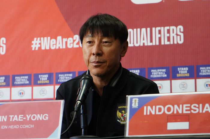 Pelatih timnas Indonesia, Shin Tae-yong saat menghadiri konferensi pers jelang laga lawan Filipina di Stadion Rizal Memorial, Manila, Senin (20/11/2023).
