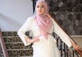 Modis dan Santun dalam Balutan Dress Hijab, Fairuz A Rafiq Makin Terlihat Tajir Saat Jinjing Tas Seharga Rp239 Juta