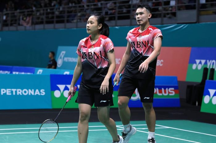 Pasangan ganda campuran Indonesia, Rinov Rivaldy/Pitha Haningtyas Mentari, saat bertanding pada babak pertama Malaysia Open 2023 di Axiata Arena, Kuala Lumpur, Selasa (10/1/2023).