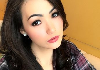 Beda Keyakinan, Christy Jusung Dinyinyirin Netizen Saat Nyekar di Makam Sang Ayah