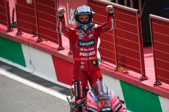 Selebrasi pembalap Ducati Lenovo, Francesco Bagnaia, setelah memenangi MotoGP Italia 2022 di Sirkuit Mugello, Italia, Minggu (30/5/2022)