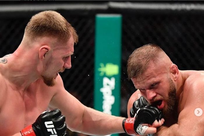 Momen penyabungan dua monster kelas berat, Alexander Volkov (kiri) dan Marcin Tybura (kanan) pada UFC 267 (30/10/2021).