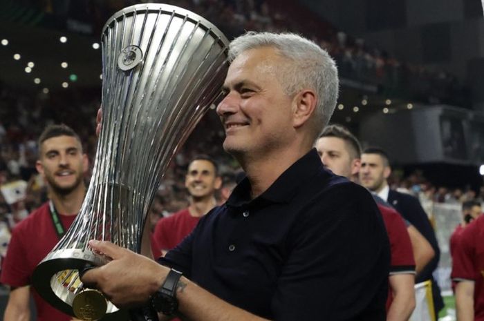  Jose Mourinho telah memutuskan masa depannya di AS Roma, yang diutarakannya dalam  sebuah wawancara seusai mengantarkan AS Roma juara. 