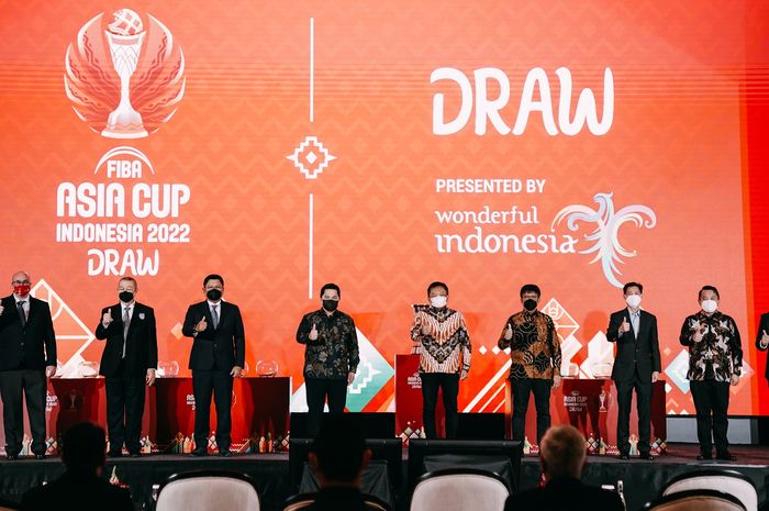 Para petinggi FIBA dan jajaran Perbasi dalam drawing FIBA Asia Cup 2022, di Plaza Mandiri, Jakarta Selatan, Jumat (18/2/2022).
