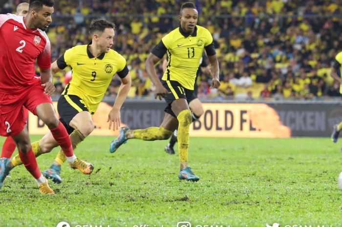 Duel antara Junior Eldstal (Malaysia) melawan bek Bahrain pada laga kedua Kualifikasi Piala Asia 2023 di Stadion Bukit Jalil, Kuala Lumpur, Sabtu (11/6/2022).