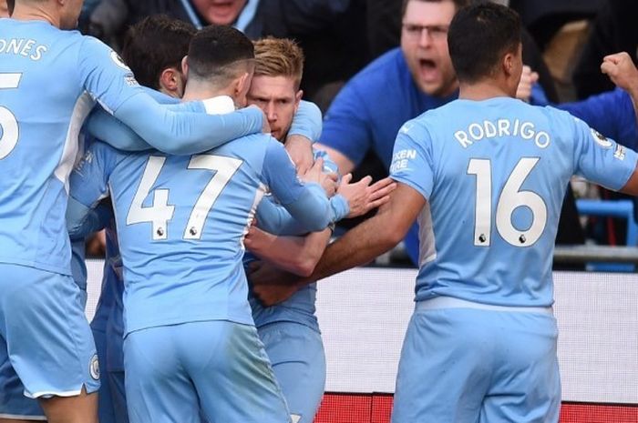 Selebrasi para pemain Manchester City usai Kevin De Bruyne mencetak gol ke gawang Manchester United.