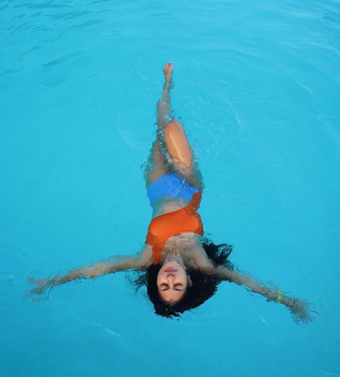 Penampilan Pevita Perce Pamer Potret Berenang Pakai Bikini yang Bikin Resah Netizen saat Puasa