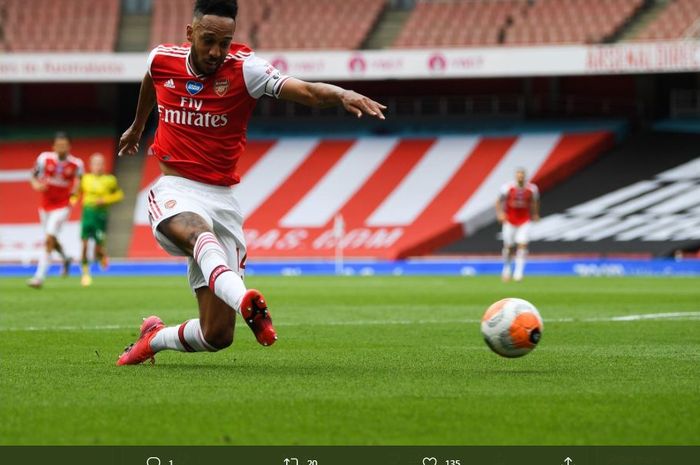 Pierre-Emerick Aubameyang mencetak gol Arsenal ke gawang Norwich City dalam lanjutan Liga Inggris di Emirates Stadioum, 1 Juli 2020.