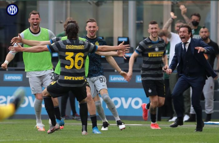 Antonio Conte (kanan) merayakan gol Matteo Darmian saat Inter Milan menekuk Verona, 25 April 2021.
