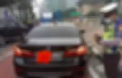 Polisi menilang BMW 520i berpelat nomor RFS akibat melanggar ganjil genap di DKI Jakarta