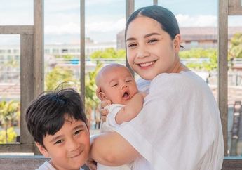 'Simple dan Mahal' Cuek Bebek Pakai Daster Saat Naik Panggung, Tak Disangka Harga Baju yang Menempel di Badan Nagita Slavina Bikin Netizen Ketir-ketir