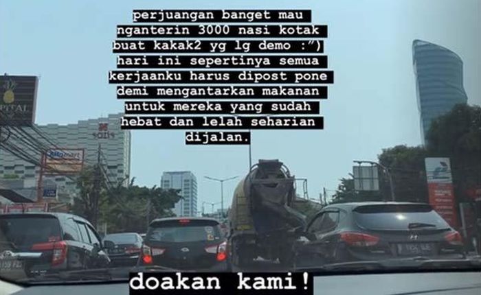 Awkarin bagi-bagi 3.000 <a href='https://jambi.tribunnews.com/tag/nasi-kotak' title='nasi kotak'>nasi kotak</a> buat para <a href='https://jambi.tribunnews.com/tag/mahasiswa' title='mahasiswa'>mahasiswa</a> yang demo