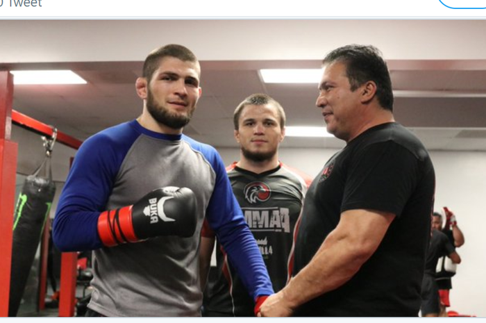 Juara kelas ringan UFC, Khabib Nurmagomedov (kiri) dan pelatihnya, Javier Mendez (kanan).