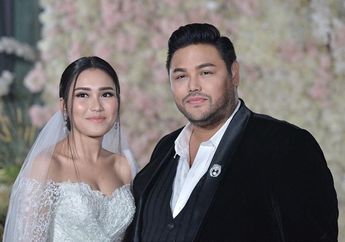 Sering Digosipkan Punya Hubungan Spesial dengan Ivan Gunawan, Ayu Ting Ting Pamer Cincin Emas di Jari Manis, Siap Naik Pelaminan?