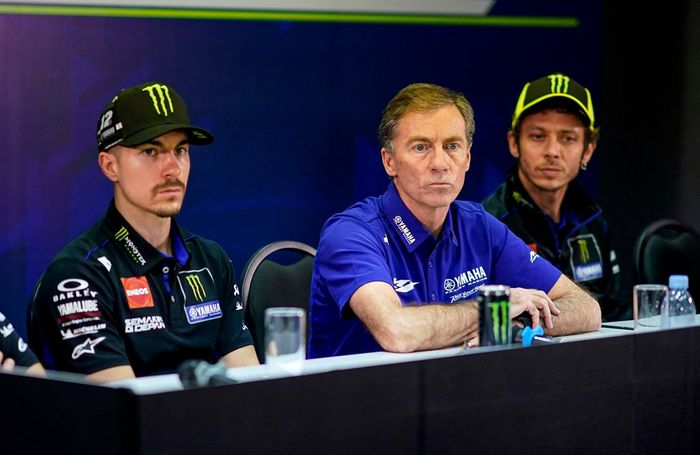 Ilustrasi. Managing Director Yamaha Motor Racing, Lin Jarvis (tengah) diapit Maverick Vinales (kiri) dan Valentino Rossi (kanan) yakin banget Valentino Rossi tetap balapan MotoGP musim depan