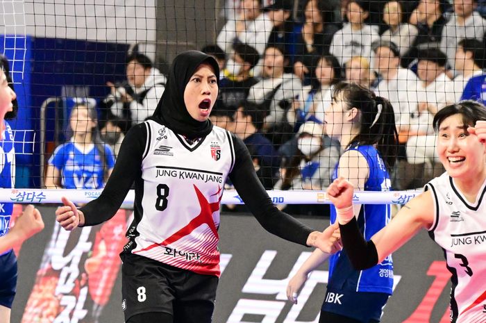 Opposite Indonesia, Megawati Hangestri Pertiwi, melakukan selebrasi bersama setter, Yeum Hye-seon saat Daejeon JungKwanJang Red Sparks menghadapi Hwaseong IBK Altos pada Liga Voli Korea, Kamis, 18 Januari 2024