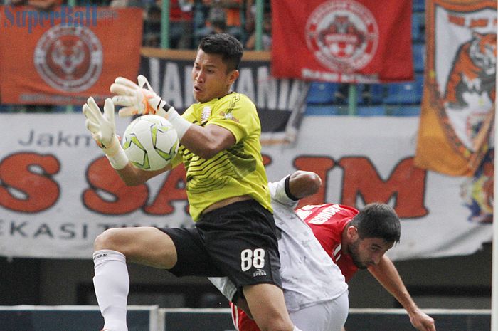 Aksi kiper Persija Jakarta, Shahar Ginanjar pada laga kontra Tira Persikabo, babak 16 besar Piala Indonesia 2018 di Stadion Patriot Chandrabhaga, Kota Bekasi, Kamis (21/2/2019).