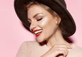 Agar Makeup Lebih Glowing, Aplikasikan Highlighter pada 9 Area Wajah Ini!
