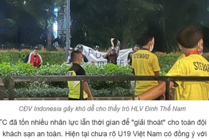 Foto yang disertakan media Vietnam, Bongda24h.vn terkait teror suporter Indonesia terhadap timnas U-19 Vietnam.