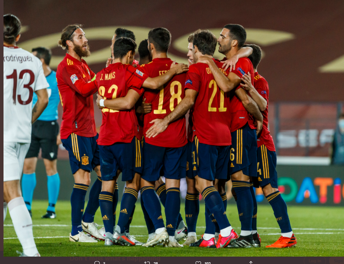 Timnas Spanyol merayakan gol yang dicetak oleh Mikel Oyarzabal.