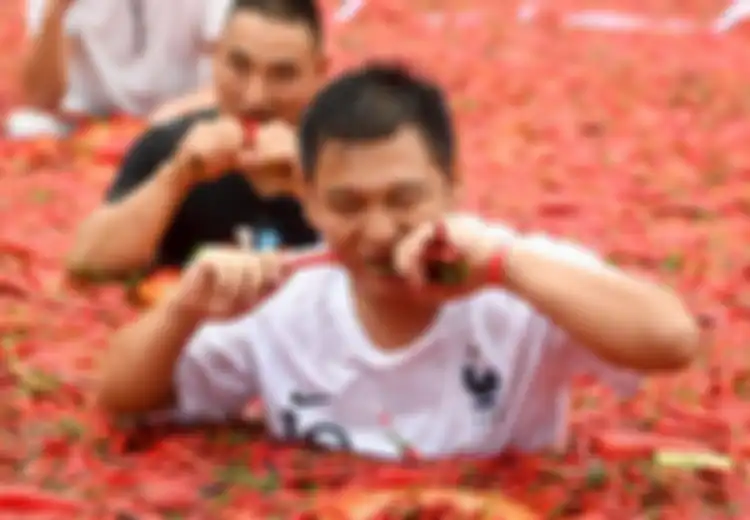 Hebat! Pria Ini Menangkan Kompetisi Makan 50 Cabai Tabasco Hanya Dalam Waktu 1 Menit