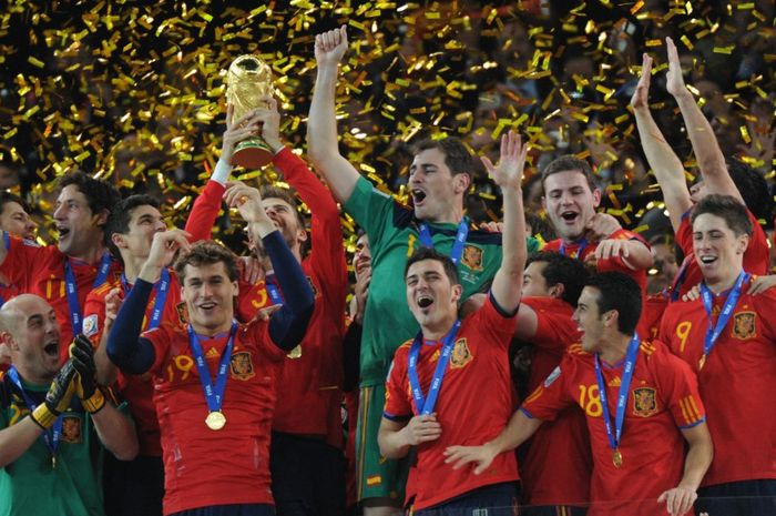 Spain's defender Gerard Pique raises the trophy during the award ceremony following the 2010 FIFA football World Cup between the Netherlands and Spain on July 11, 2010 at Soccer City stadium in Soweto, suburban Johannesburg. Spain won 1-0. NO PUSH TO MOBILE / MOBILE USE SOLELY WITHIN EDITORIAL ARTICLE       AFP PHOTO / GABRIEL BOUYS (Photo by GABRIEL BOUYS / AFP)