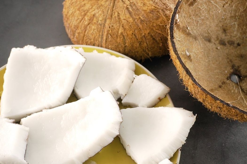 Semingguan Coba Makan Kelapa Mentah Sebelum Tidur, Wanita ini Menjerit  Kesenangan Lihat Perubahannya di Cermin - Semua Halaman - Sajian Sedap