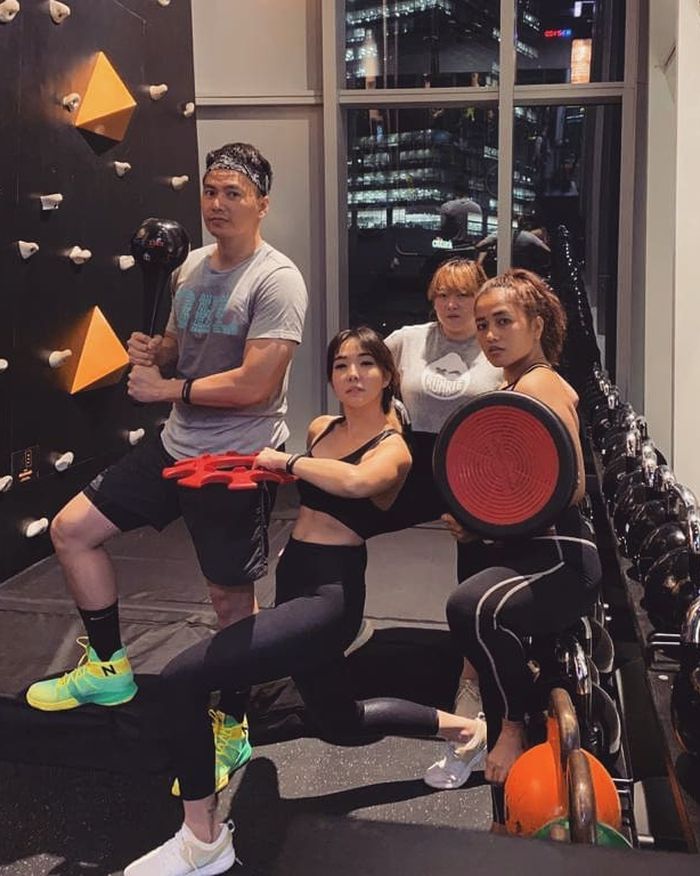 Penampilan Gisella Anastasia mantan istri Gading Marten pamer otot perut kenakan sports bra yang curi perhatian