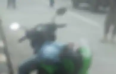 Dicurigai sebagai Korban Corona hinga Bikin Panik Petugas, Ternyata Seorang Driver Ojol yang Terkapar di Atas Motor Pinggir Jalan Hanya Tertidur Pulas, Begini Kronologinya