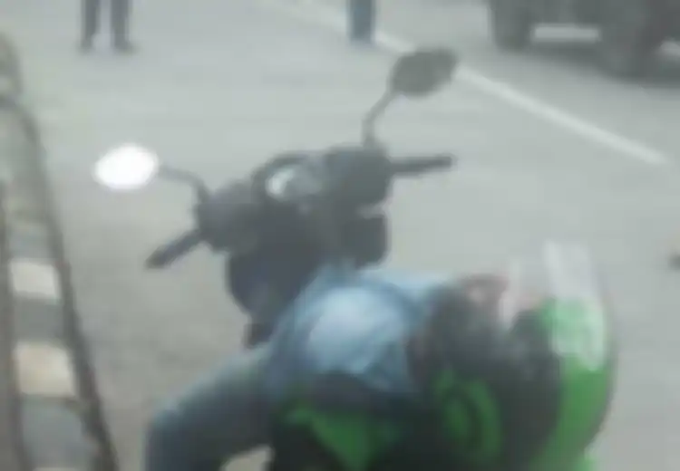 Dicurigai sebagai Korban Corona hinga Bikin Panik Petugas, Ternyata Seorang Driver Ojol yang Terkapar di Atas Motor Pinggir Jalan Hanya Tertidur Pulas, Begini Kronologinya