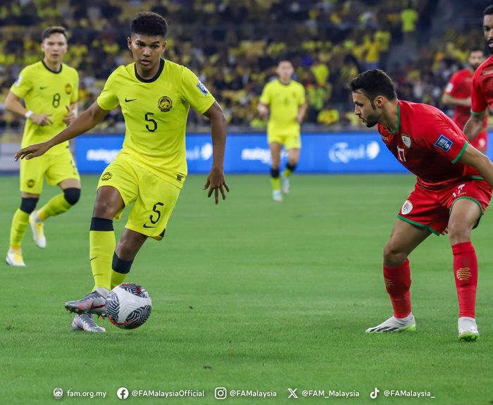Aksi Azam Azmi saat laga Malaysia Vs Oman di Stadion Bukit Jalil, Kuala Lumpur, Selasa (26/3/2024).
