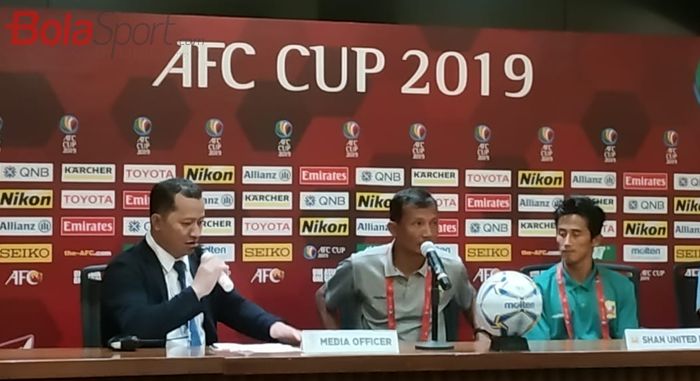 Pelatih dan pemain Shan United, Aung Naing (dua dari kiri) serta David Htan (tiga dari kiri) saat memberikan keterangan pers pasca dijamu Persija Jakarta pada Piala AFC 2019, Rabu (15/5/2019).