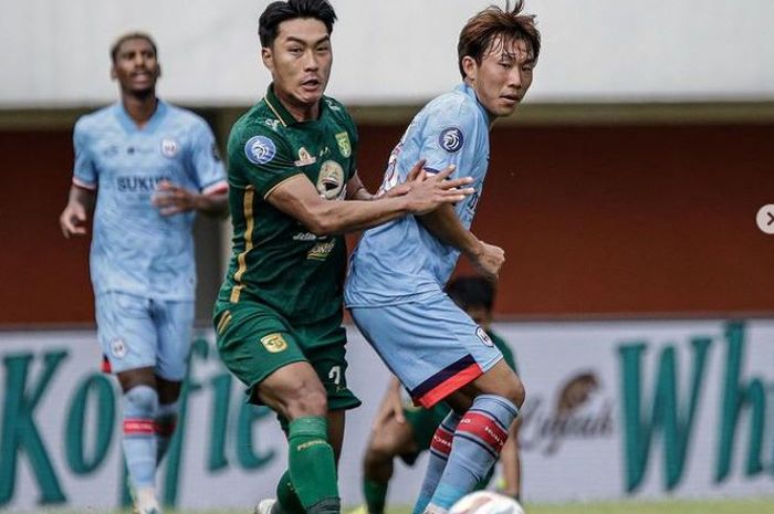 Suasana pertandingan antara RANS Nusantara FC melawan Persebaya Surabaya pada laga pekan ke-21 Liga 1 2023-2024.