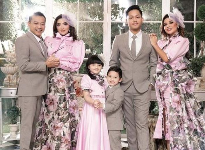  Keluarga Ashanty dan Anang Hermansyah. 