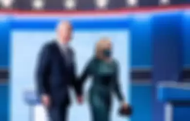 Penampilan Jill Biden saat mengenakan dress satin dark teal ketika gandeng sang suami 
