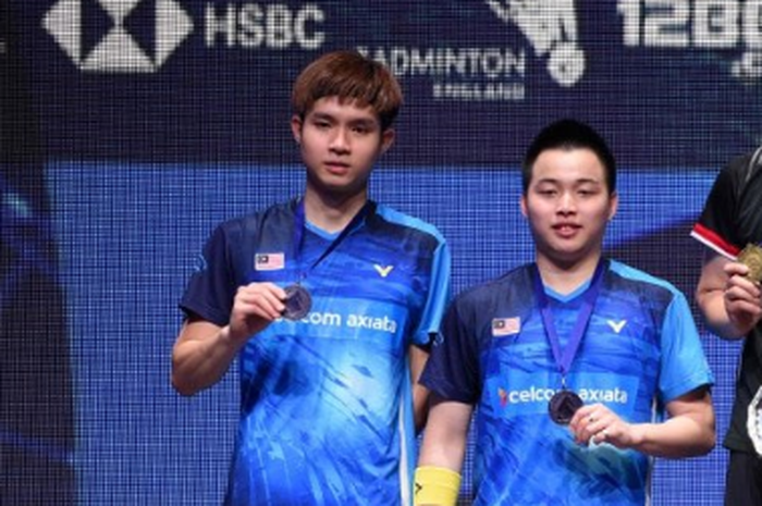 Aaron Chia/Soh Wooi Yik bersama Mohammad Ahsan/Hendra Setiawan saat naik podium ganda putra All England Open 2019 (10/3/2019).