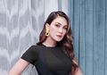 Resmi Meluncurkan Produk Makeup Sendiri, Luna Maya Tampil dengan Gaya Kasual Kenakan Sepatu Limited Edition Harga 21 Juta Rupiah